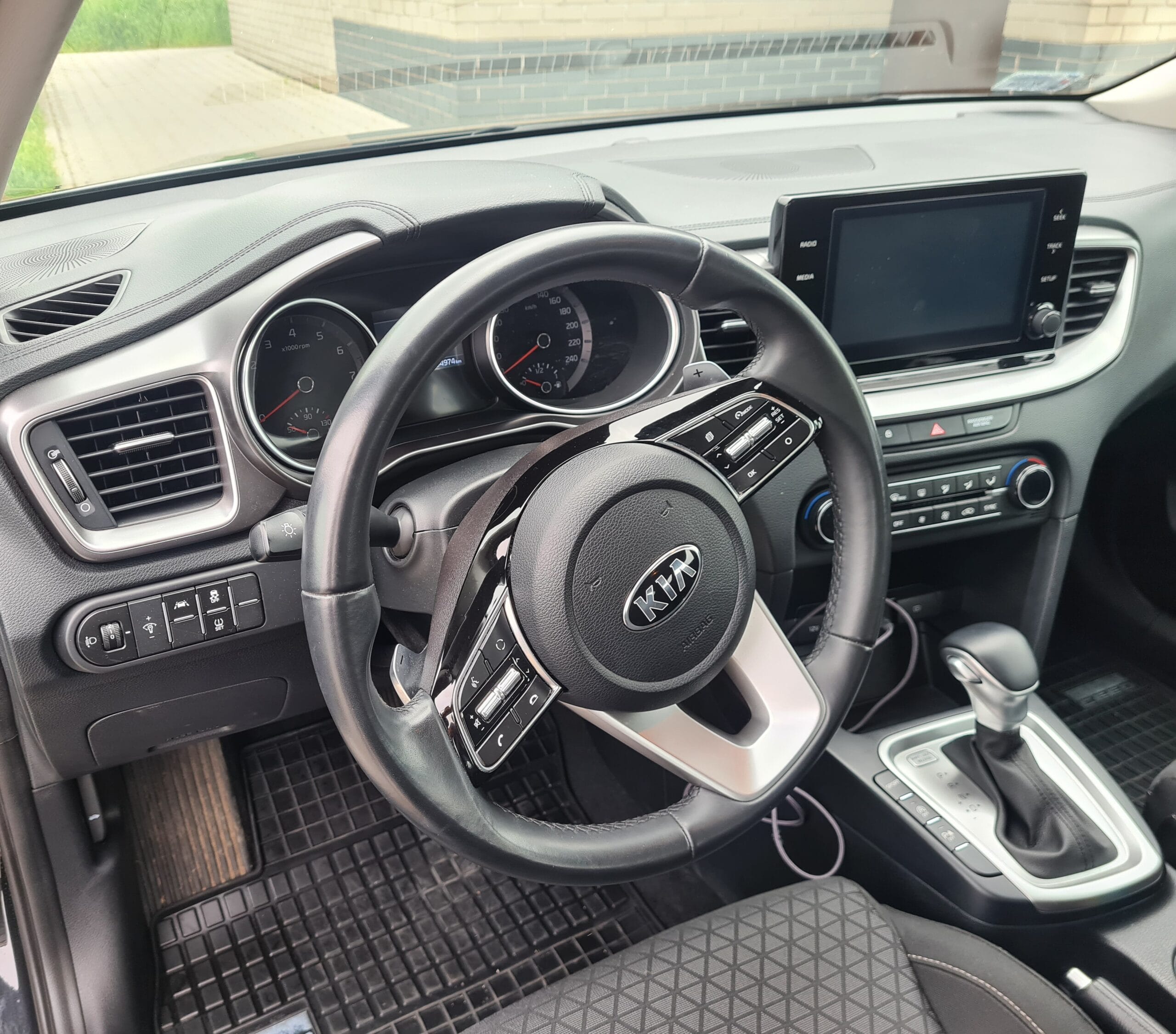 Samochody z automatyczną skrzynią biegów dostępne do wynajmu w naszej wypożyczalni w Warszawie